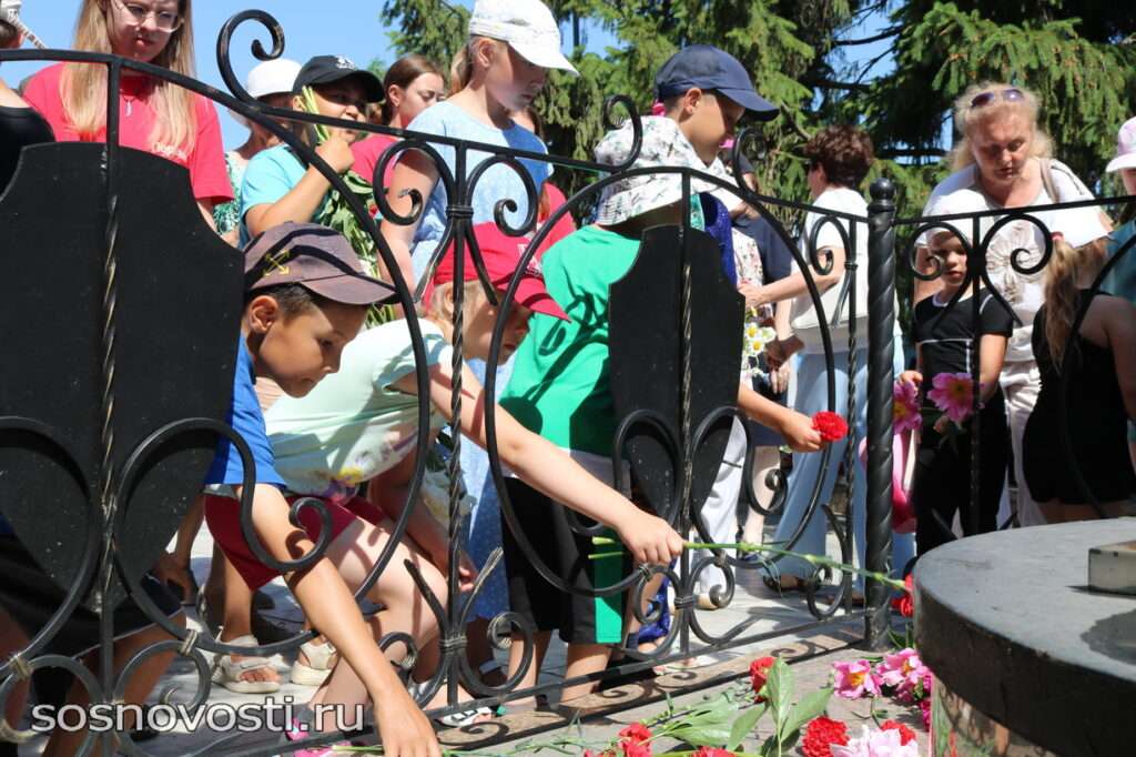 Память павших в годы Великой Отечественной войны почтили сегодня в Долгодеревенском