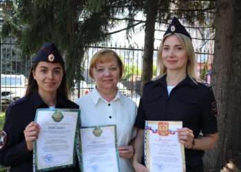 Сотрудников ГИБДД наградили за добросовестную службу