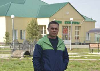 «Может и лопатой поработать, и людей привести»: как депутат участвует в жизни округа