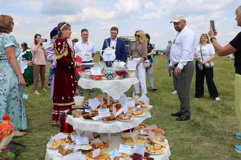 Как в Сосновском районе министра баурсаками угощали