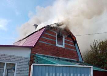 Огонь не знает выходных: в Сосновском районе загорелись дом и бани