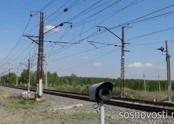 Пыталась перебежать пути: в Сосновском районе электричка насмерть сбила девушку