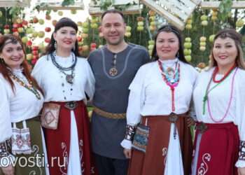 После голосования – на сцену: участники ансамбля «Дубрава» голосуют в День поселка