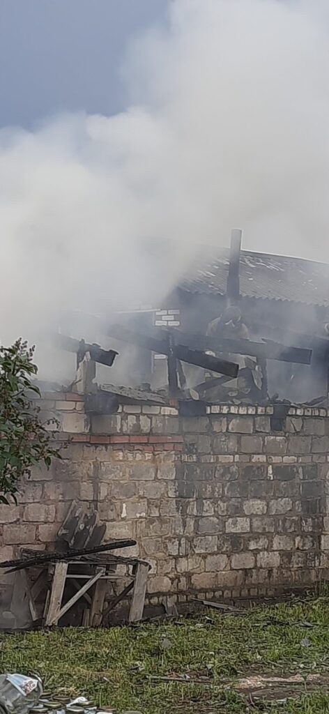 В СНТ "Малышево" сгорела баня, садовый домик и гараж с автомобилем