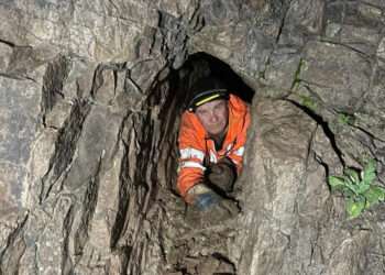 Спелеолог и археолог Владимир Юрин расчищает пещеру в Кизильском районе