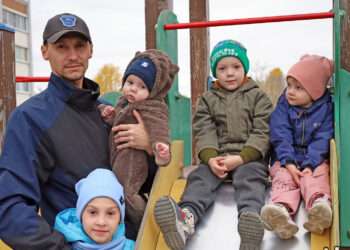 Два сыночка и две дочки: папа из Долгодеревенского рассказал о своей семье