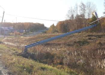 Опора освещения в Долгодеревенском висит на проводах третьи сутки