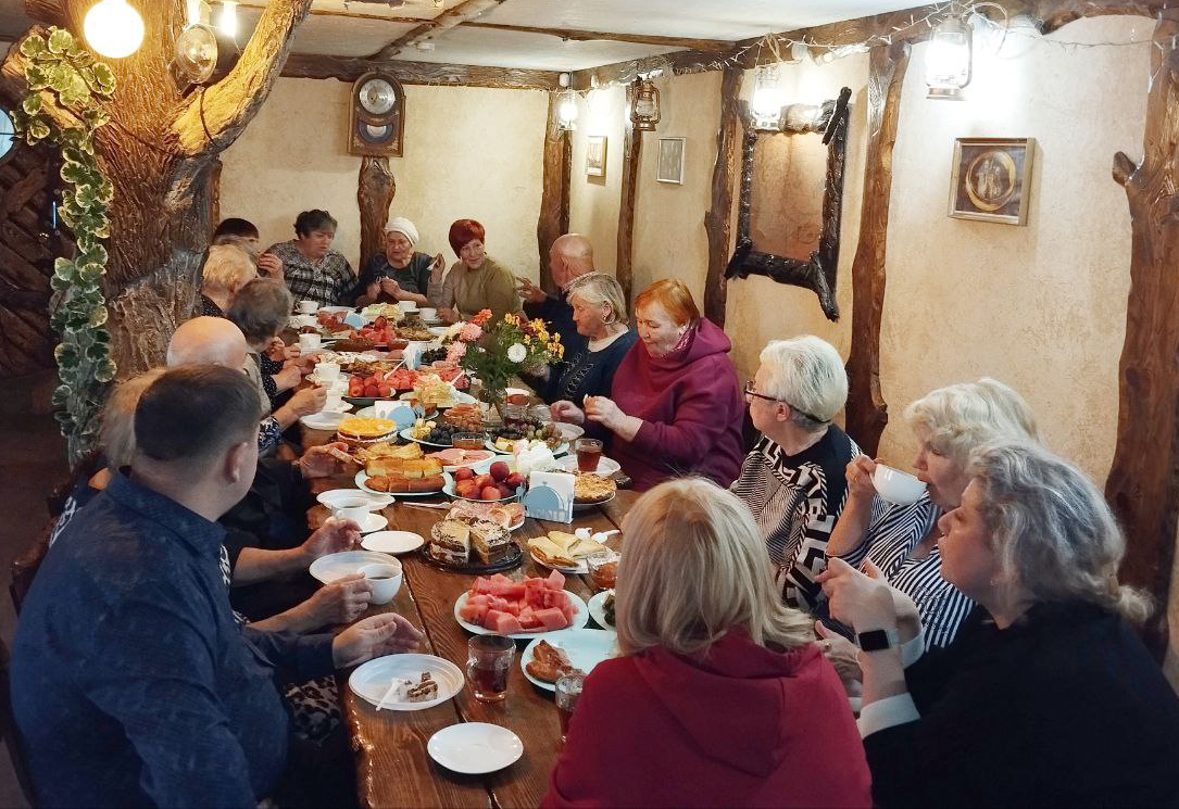 Песни под баян: в Садовом отметили День пожилого человека