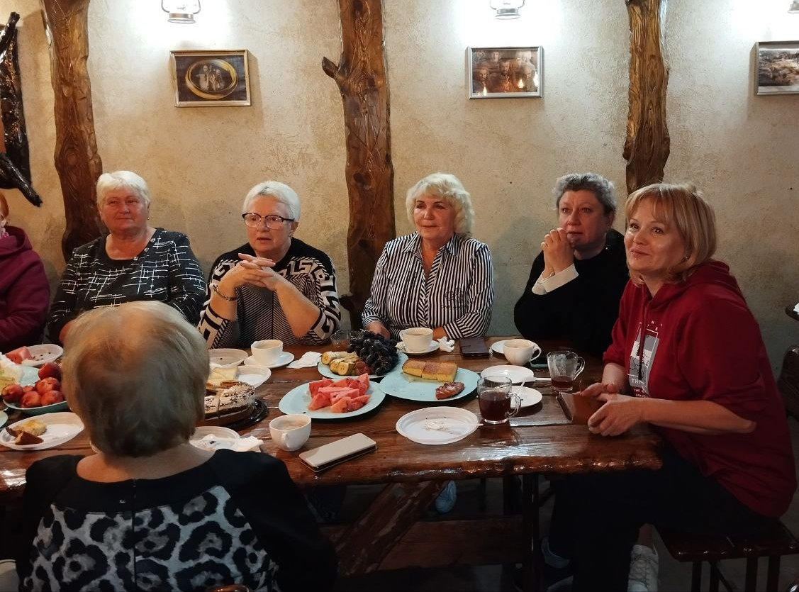 Песни под баян: в Садовом отметили День пожилого человека