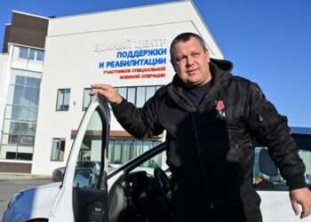 Участнику СВО из Сосновского района вручили автомобиль с ручным управлением