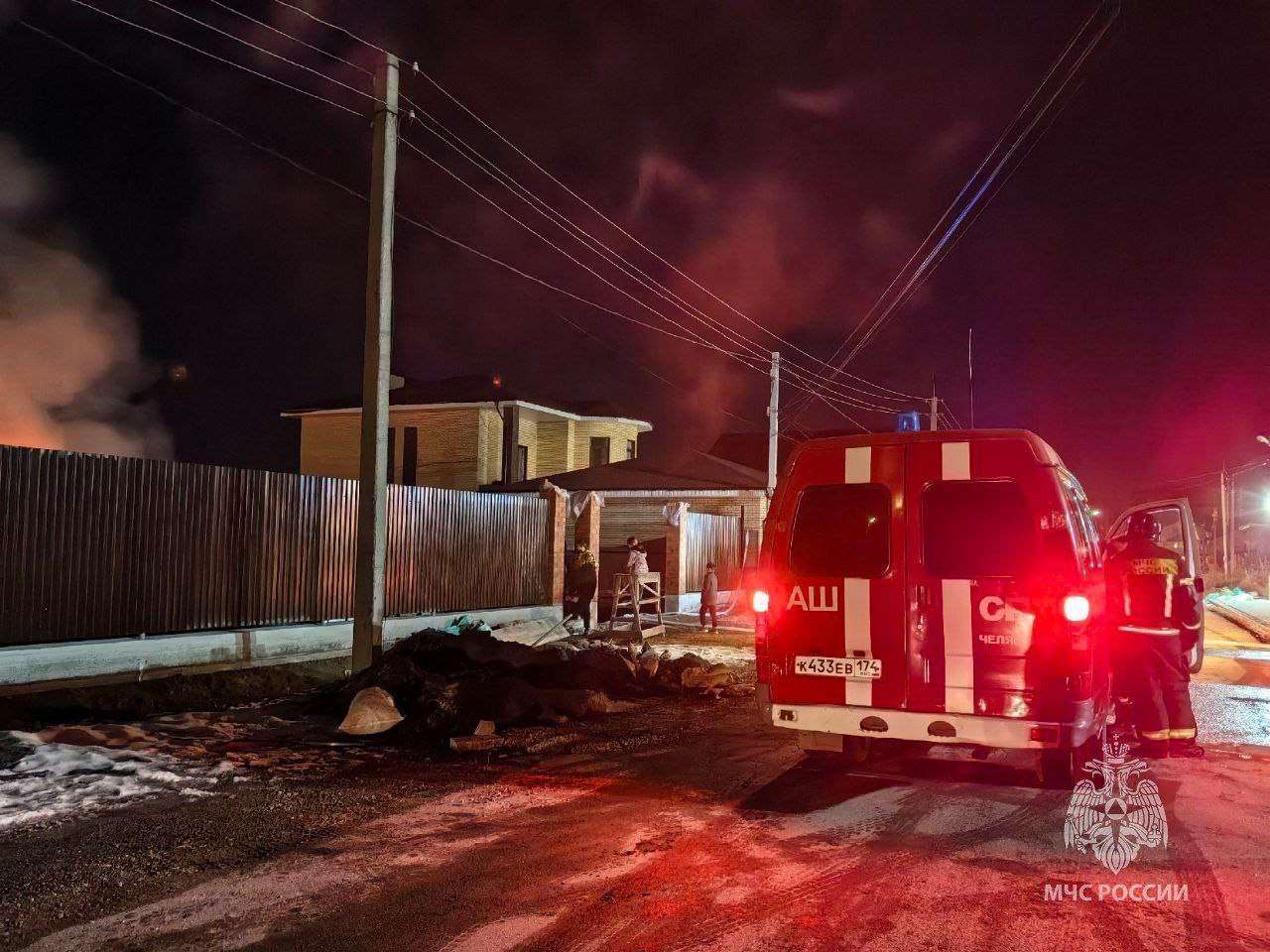 В Красном поле спасали от пожара жилой дом