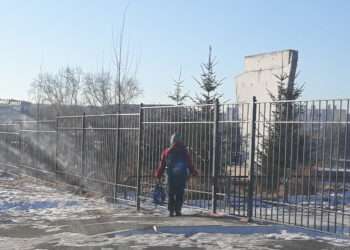 Школьный забор перекрыл привычную тропинку в Долгодеревенском