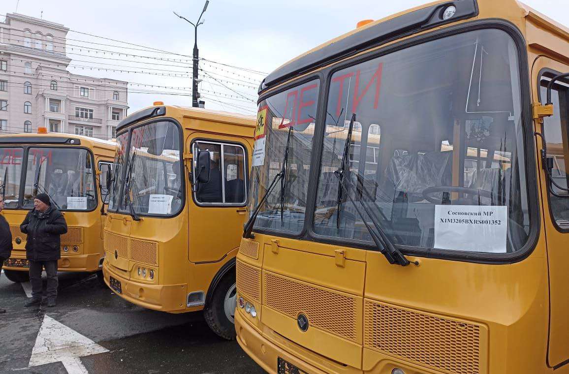 Школы Сосновского района получили новые автобусы