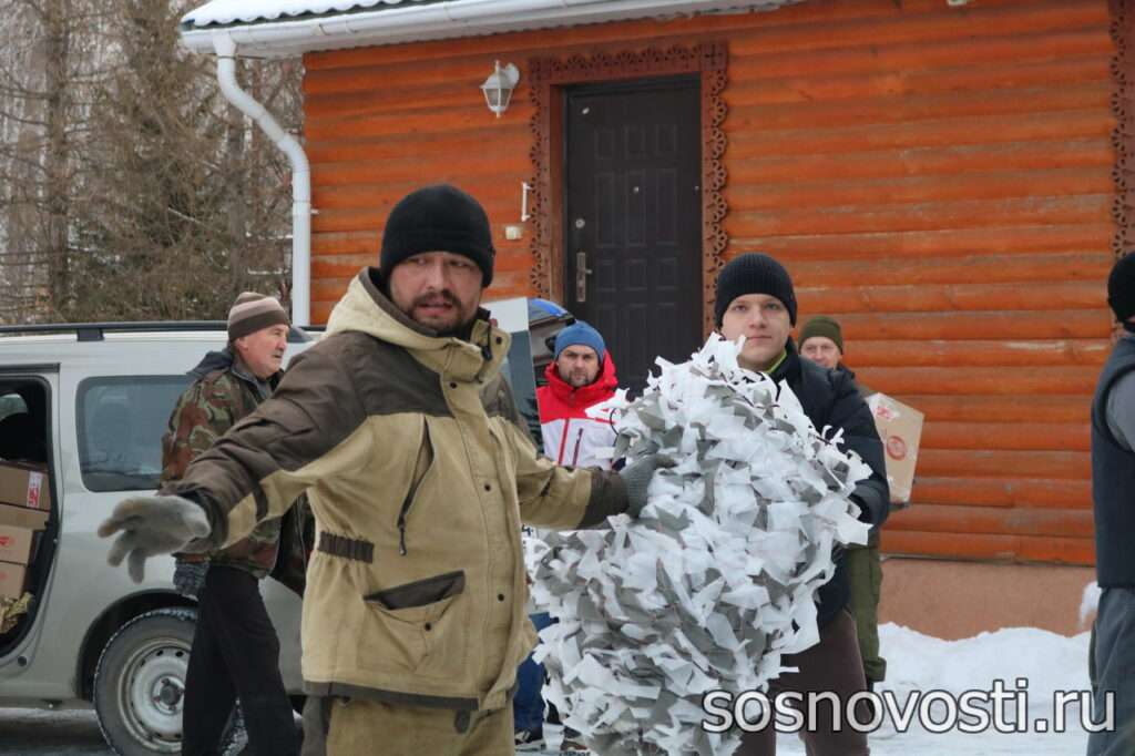 Гумконвой с новогодними подарками ушел за ленточку из Долгодеревенского