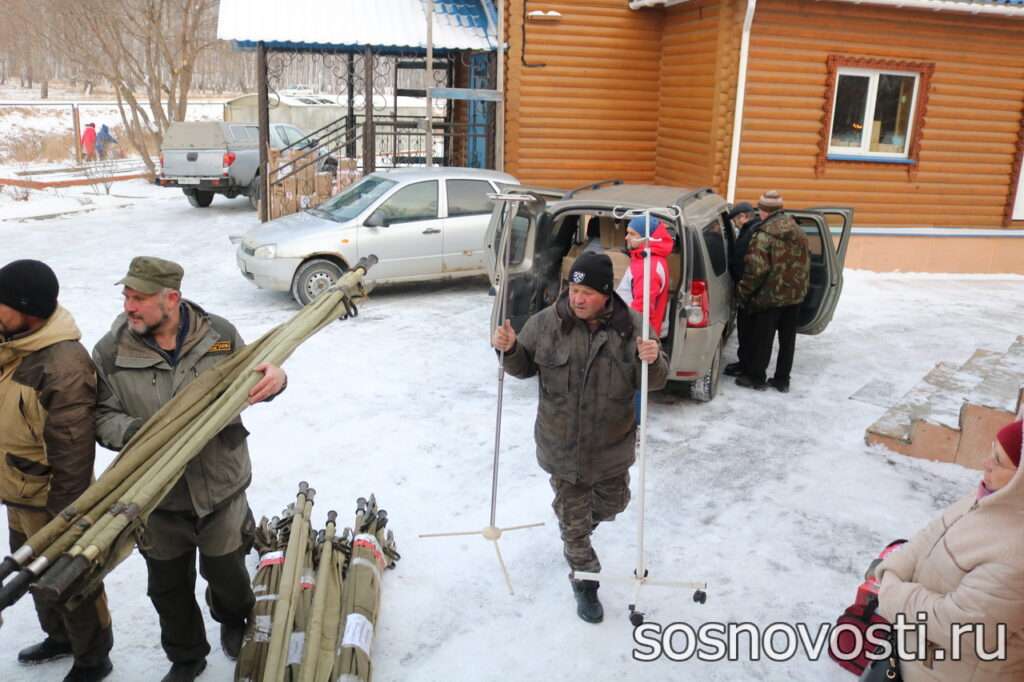 Гумконвой с новогодними подарками ушел за ленточку из Долгодеревенского