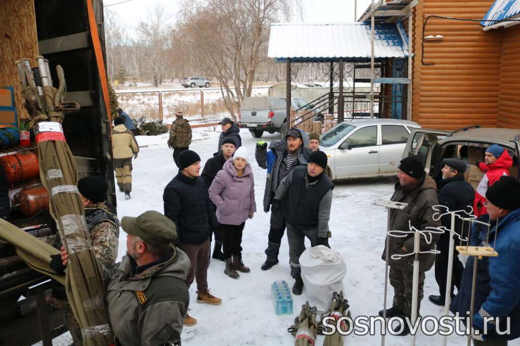 Гумконвой с новогодними подарками ушел за ленточку из Долгодеревенского