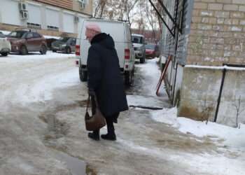 Течет ручей: кто должен устранить порыв канализации в Долгодеревенском