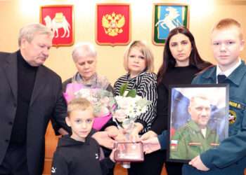 Семьям сосновских бойцов передали награды