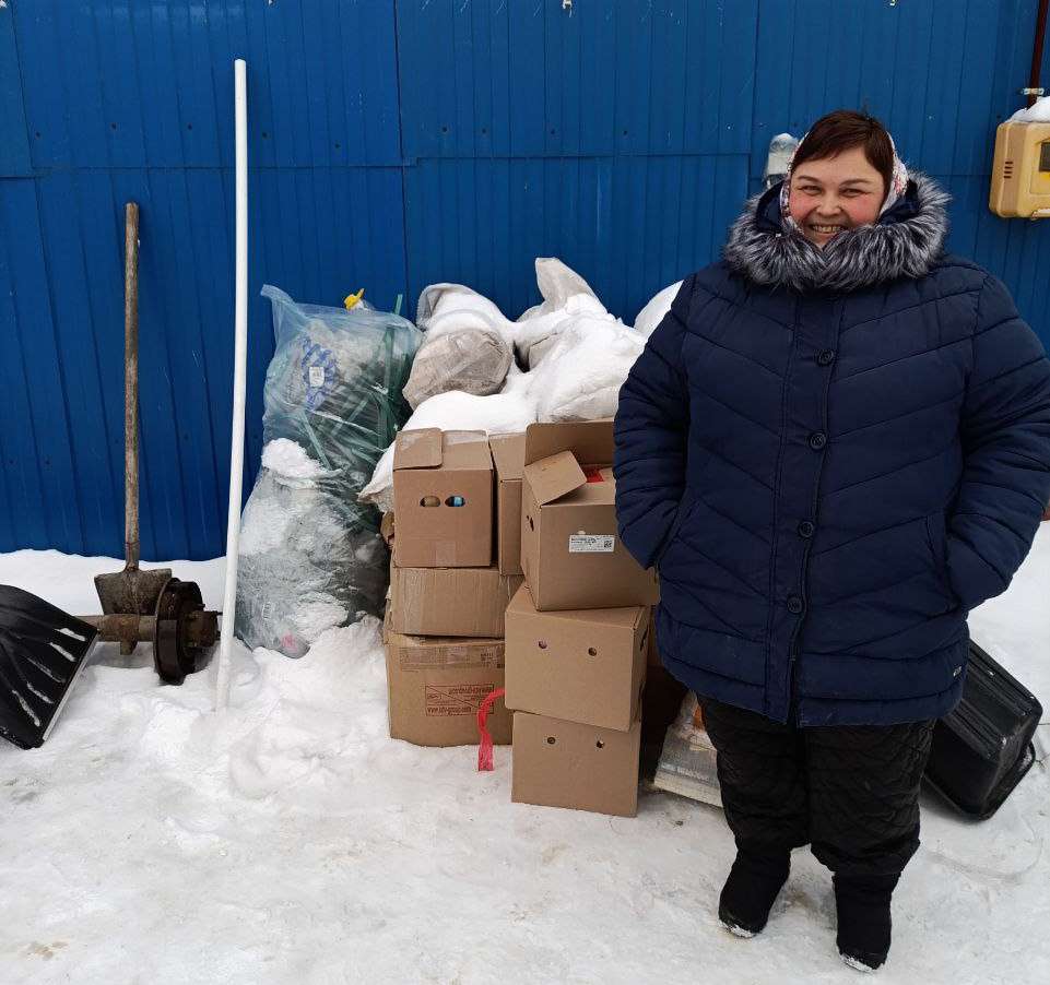 Жители Сосновского района помогают бойцам, собирая макулатуру