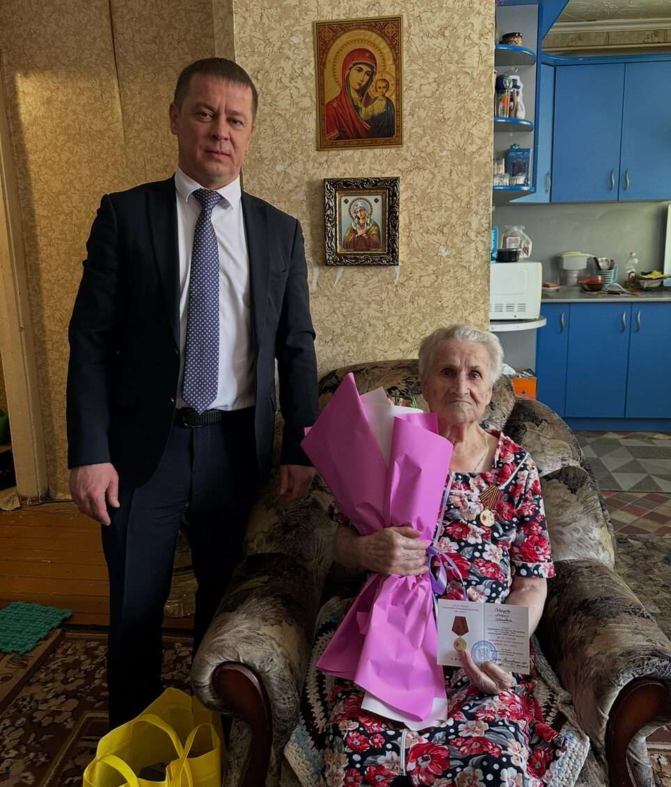 Труженикам тыла вручили медали к юбилею Победы