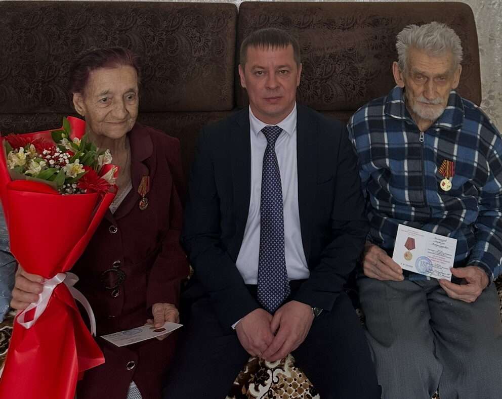 Труженикам тыла вручили медали к юбилею Победы