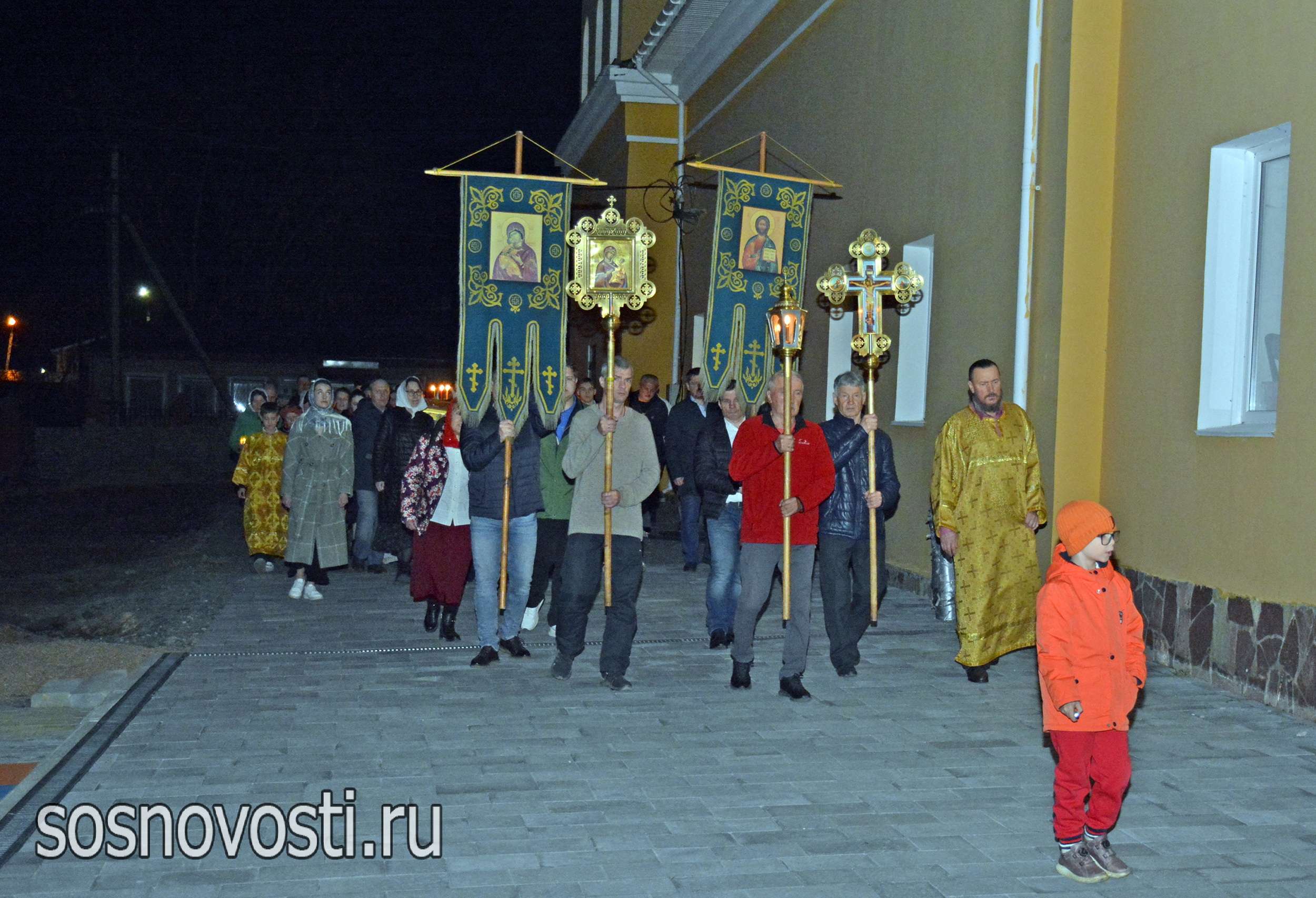 В Долгодеревенском прошел крестный ход и Пасхальная литургия