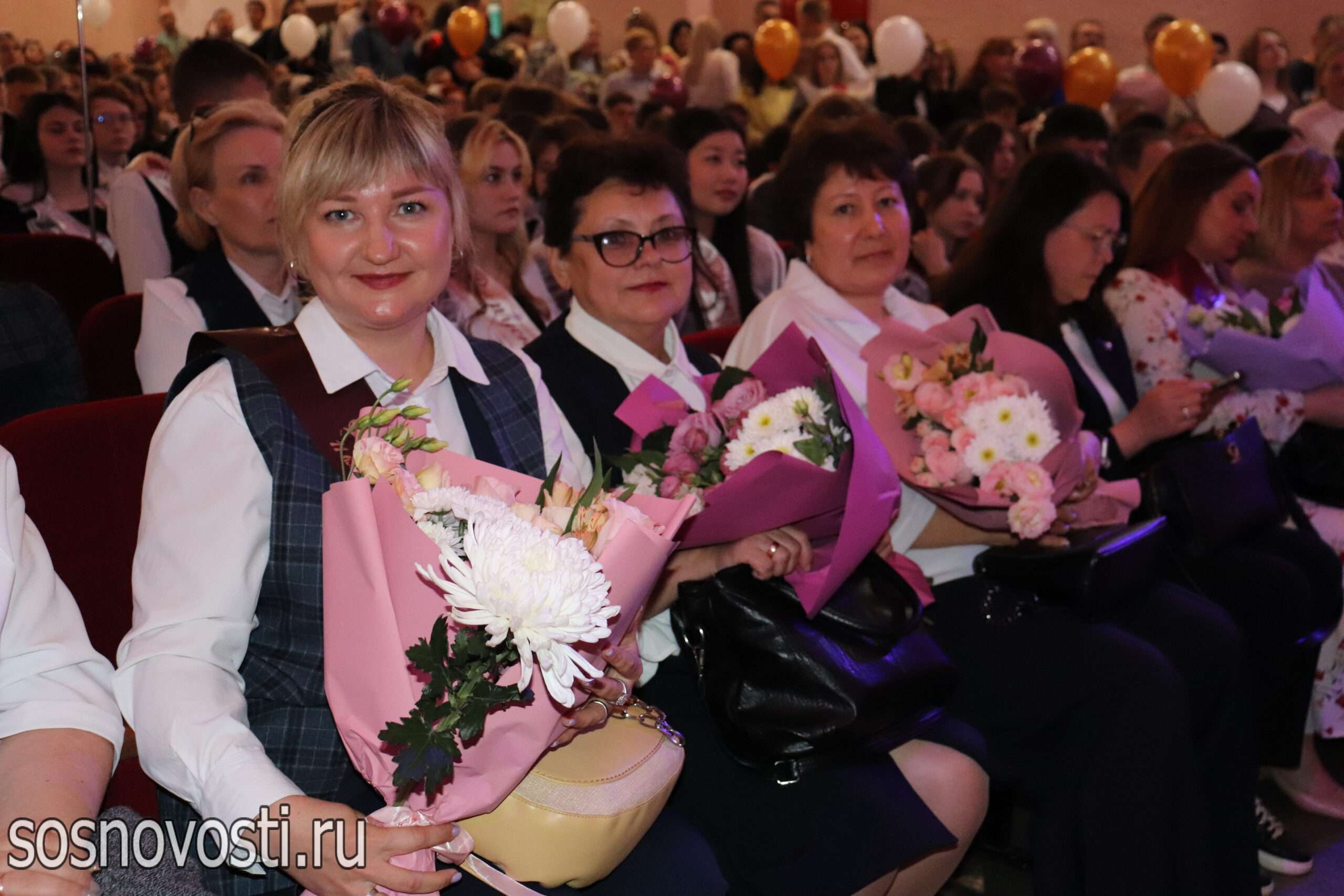 На Последнем звонке в Рощино отметили лучших выпускников