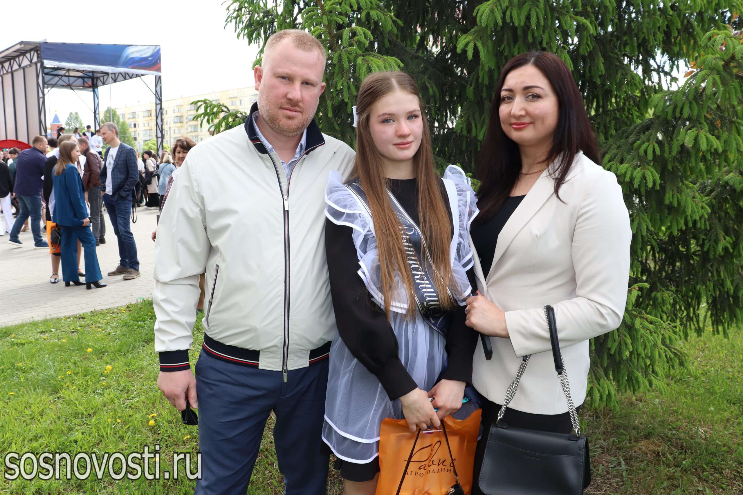 На Последнем звонке в Рощино отметили лучших выпускников