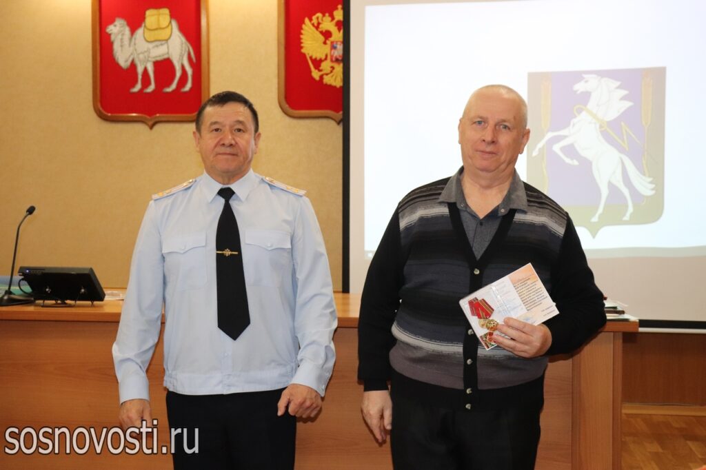 Полицейским присвоили новые звания, вручили погоны и наградили медалями