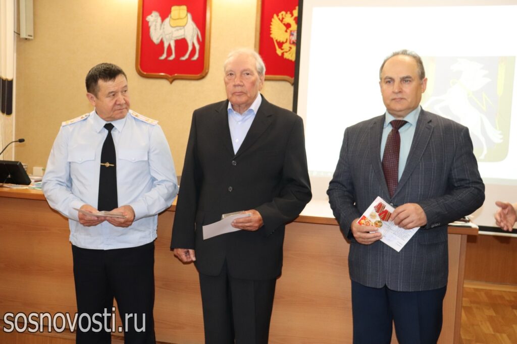 Полицейским присвоили новые звания, вручили погоны и наградили медалями