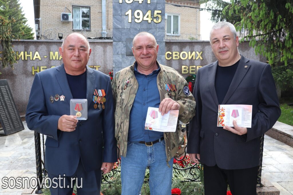 Полицейским присвоили новые звания, вручили погоны и наградили медалями