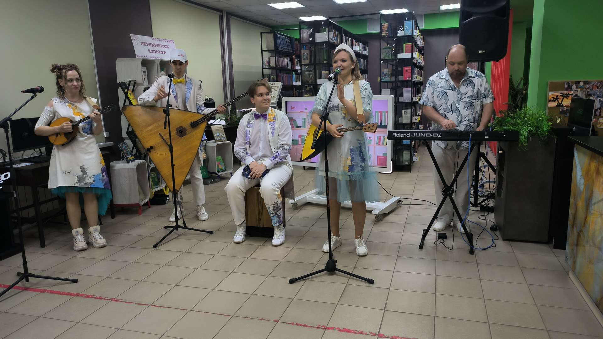 Культурное многообразие района: выставка книг открылась в Полетаевской библиотеке