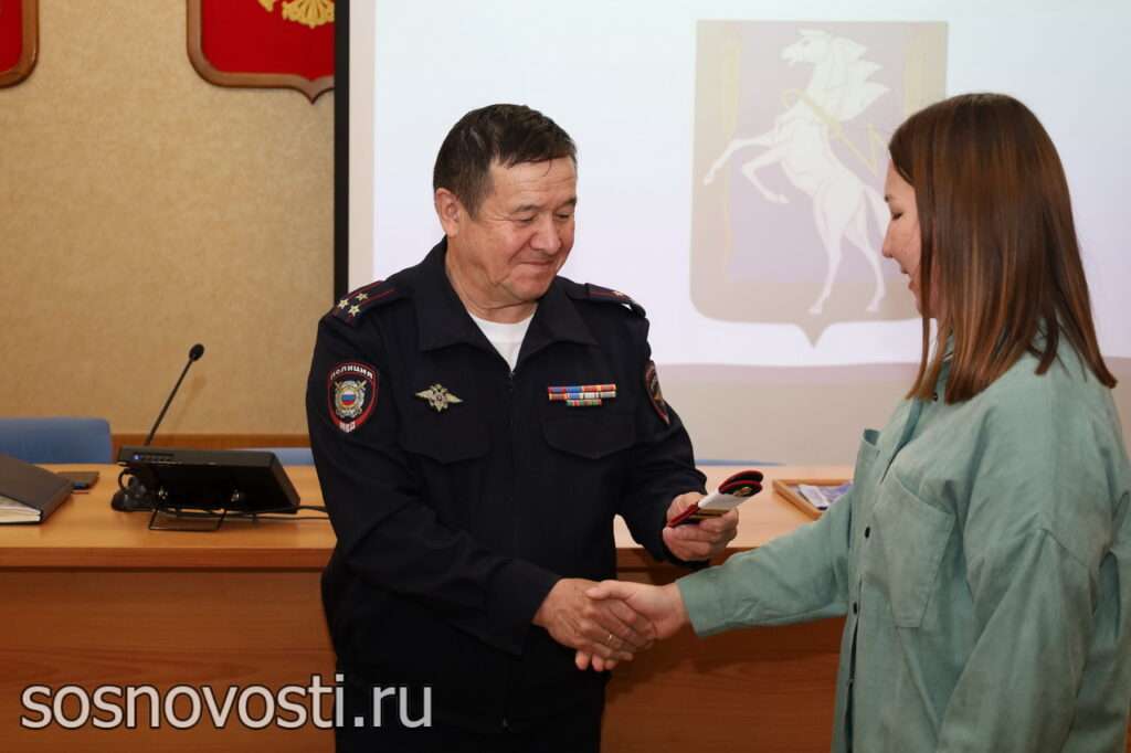 В Сосновском районе наградили сотрудников подразделения по делам несовершеннолетних