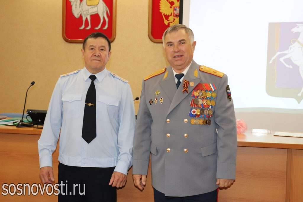 Полицейским присвоили новые звания, вручили погоны и наградили медалями