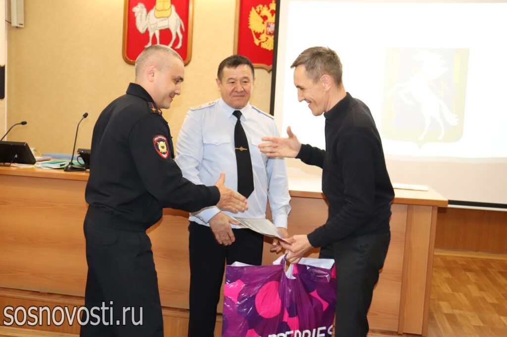 Полицейским присвоили новые звания, вручили погоны и наградили медалями