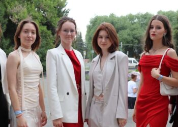 Молодость и энергия: в Сосновском районе прошел бал выпускников