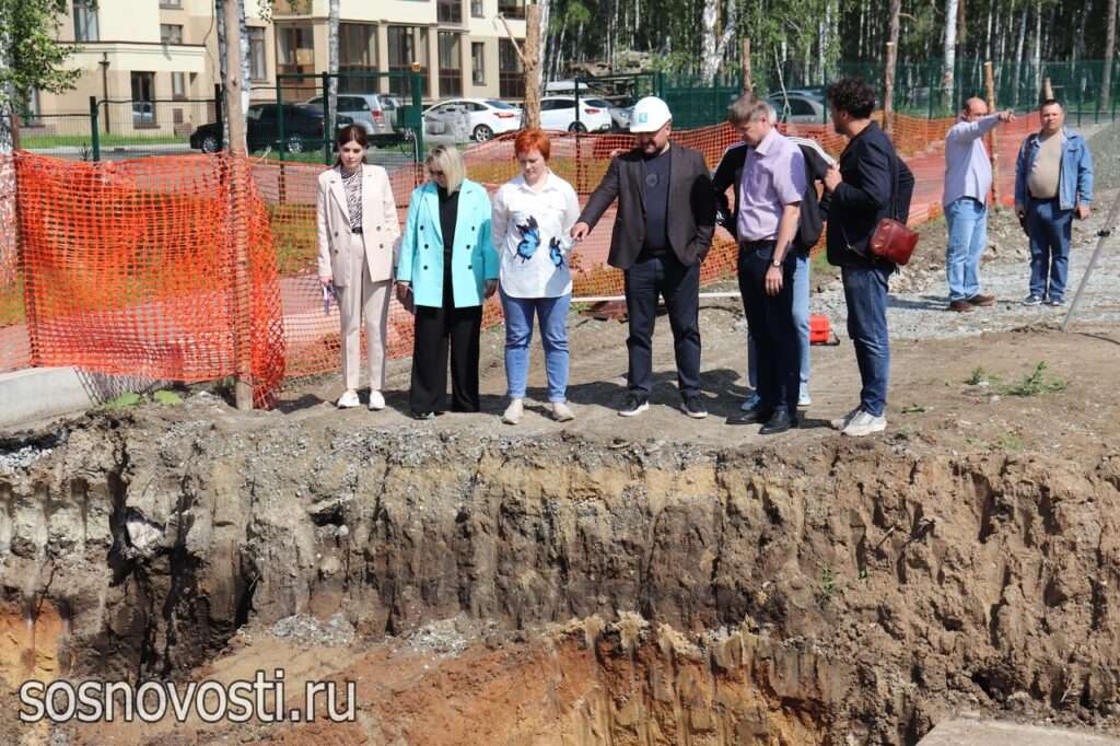 Глава Сосновского района побывал на строительстве стадиона в Рощино