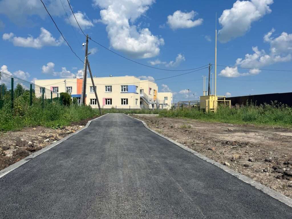 На дороге к детскому саду на Изумрудной появился тротуар