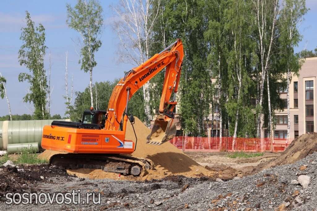 Глава Сосновского района побывал на строительстве стадиона в Рощино