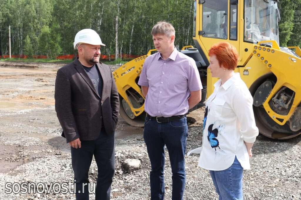Глава Сосновского района побывал на строительстве стадиона в Рощино