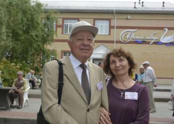 Зачем клад, коли в семье лад: супругов из Солнечного наградили знаком отличия