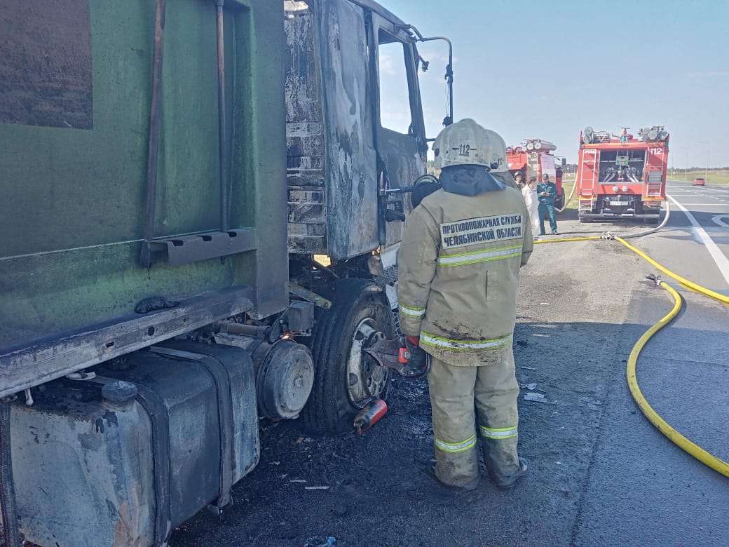 На трассе М-5 сгорел мусоровоз
