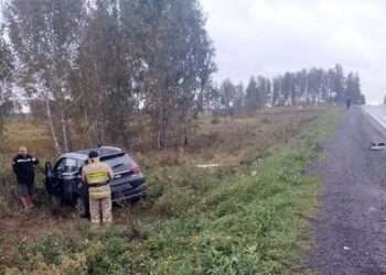 Иномарку вынесло в кювет после столкновения с грузовиком