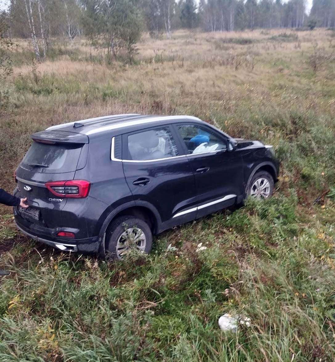 Иномарку вынесло в кювет после столкновения с грузовиком