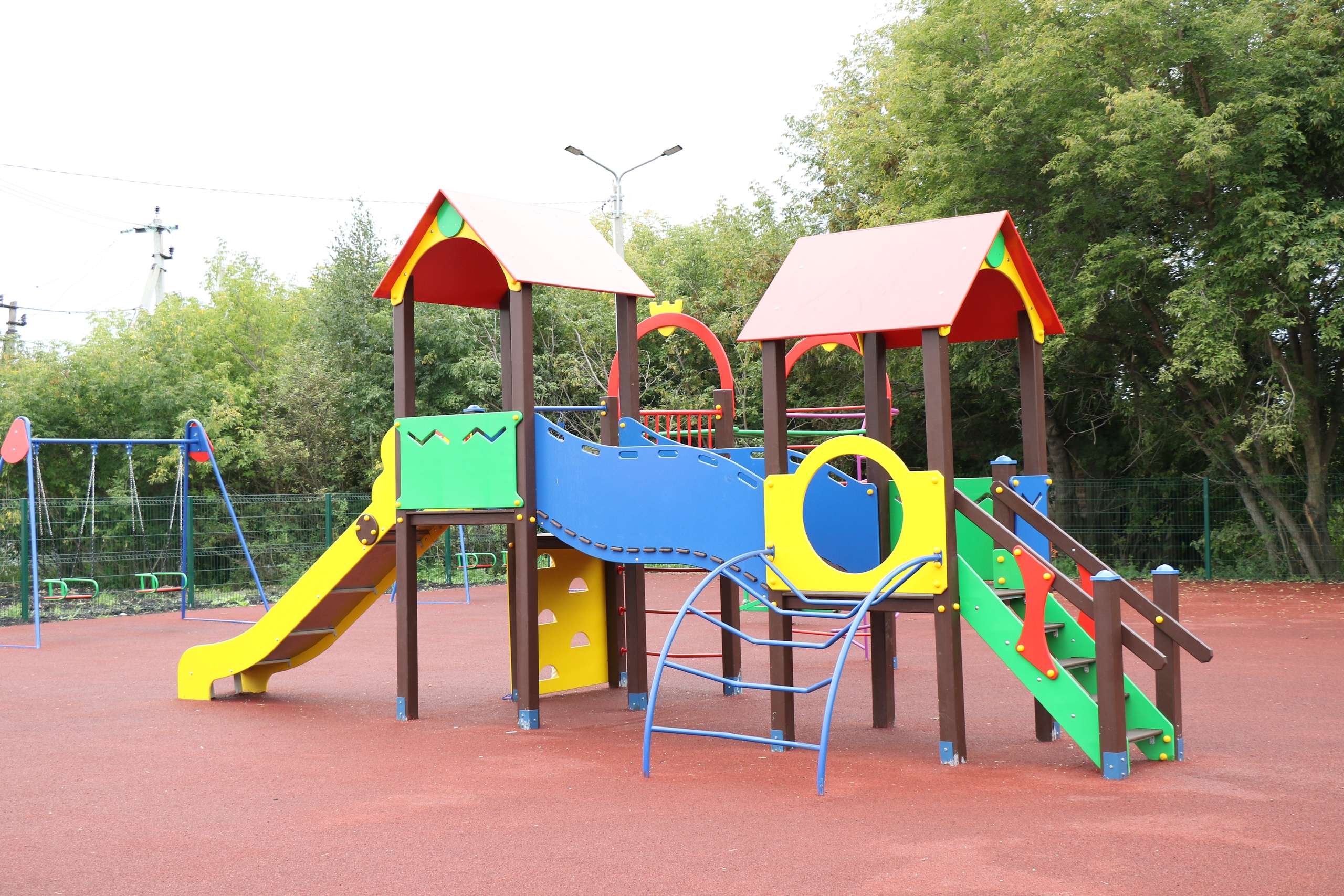 В Полетаево-2 для детей построили новую спортивно-игровую площадку