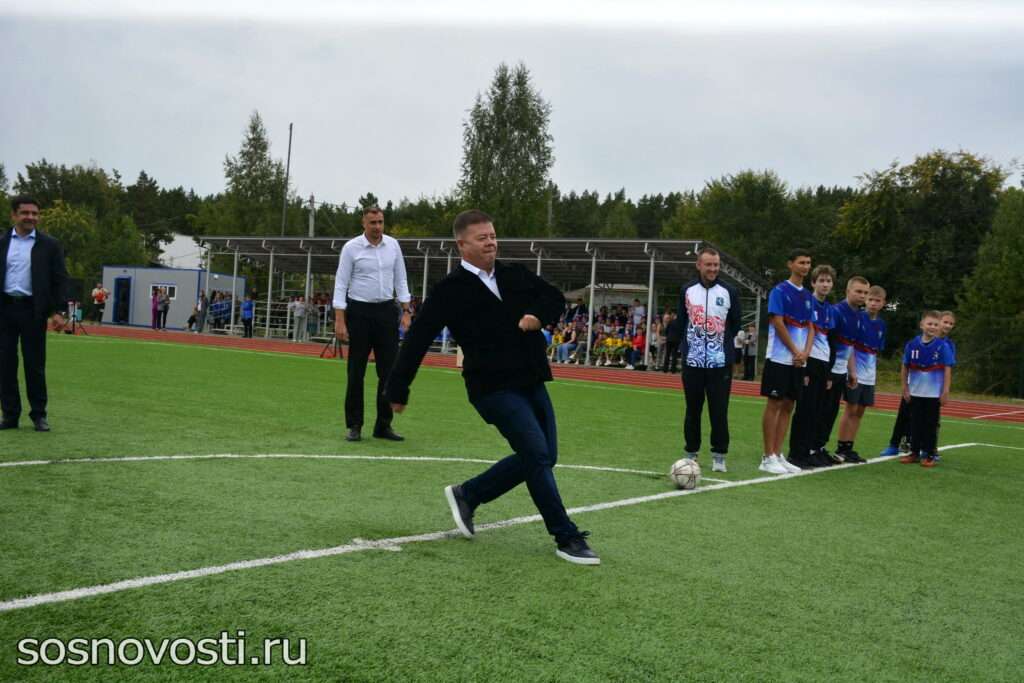 В Саргазах и Полетаево открыли новые стадионы