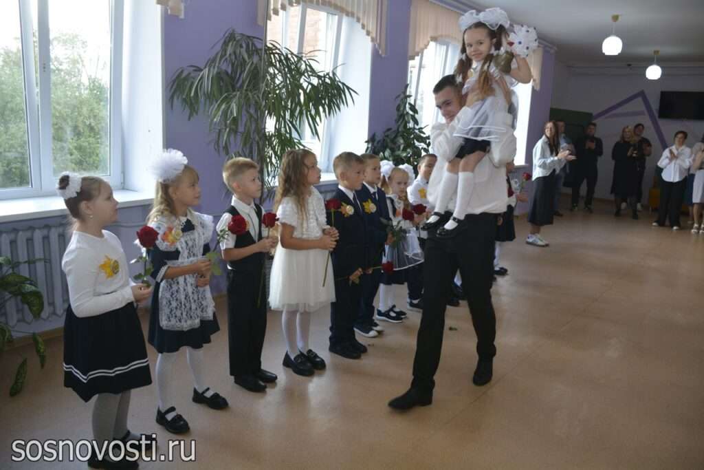 В Мирненской и Касаргинской школах встретили первоклассников