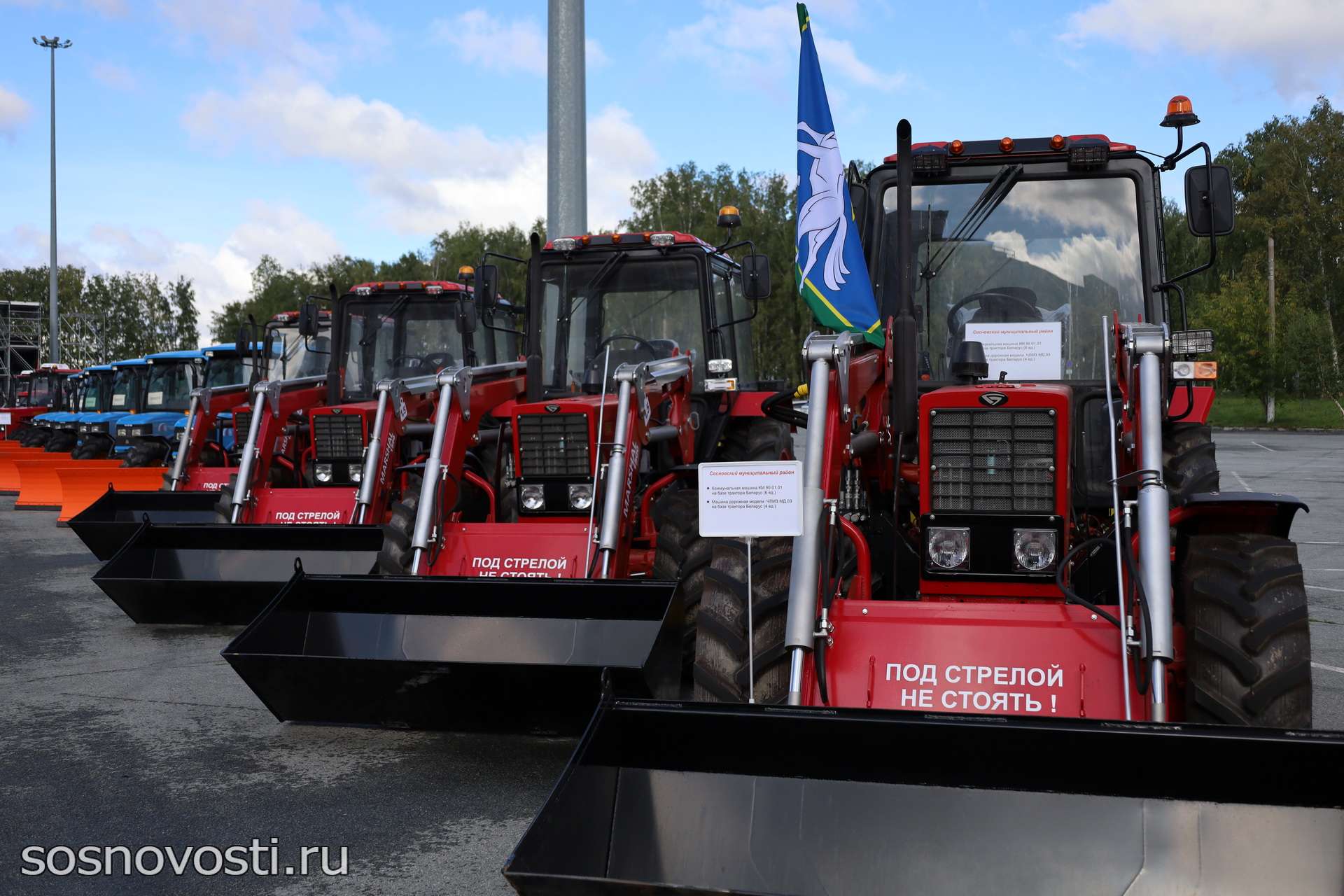 Синий трактор едет к нам: в Сосновский район поступила новая дорожная техника