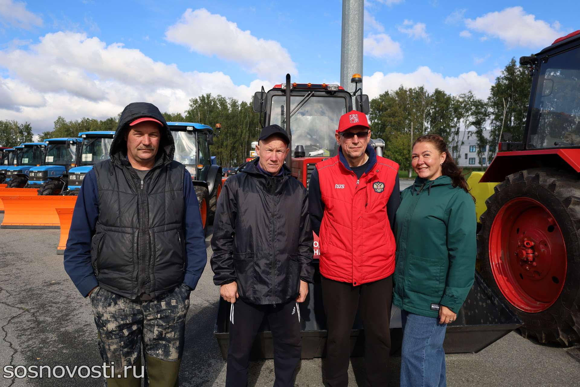 Синий трактор едет к нам: в Сосновский район поступила новая дорожная техника