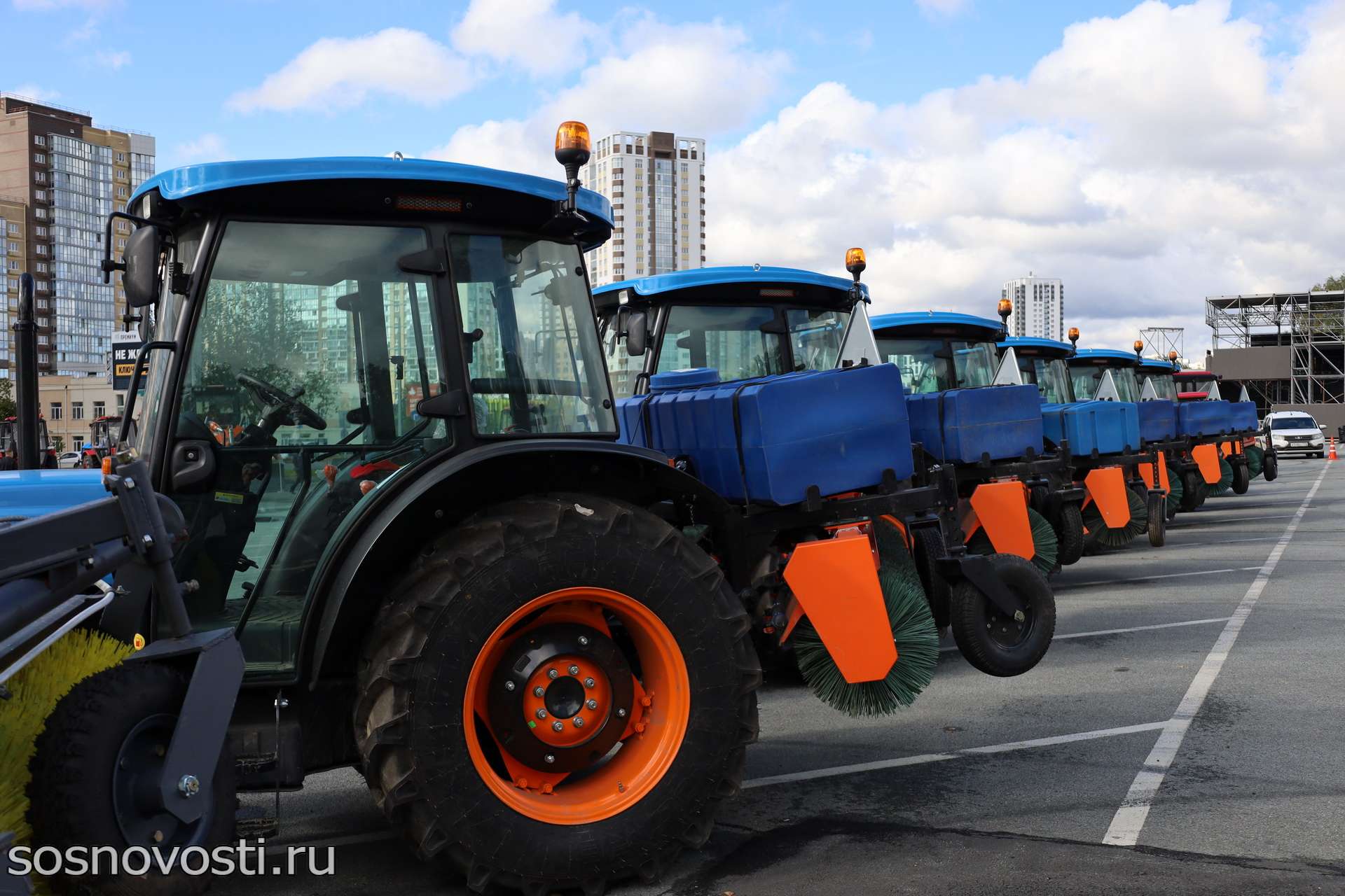 Синий трактор едет к нам: в Сосновский район поступила новая дорожная техника